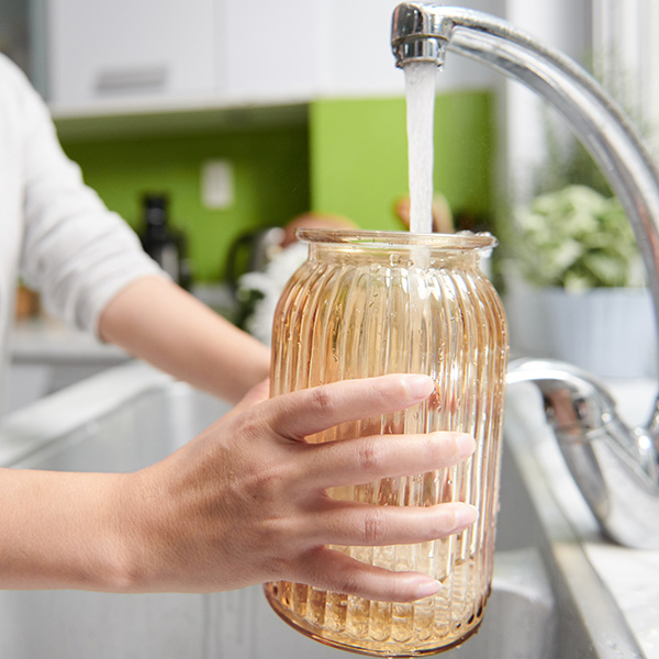 vase filling water